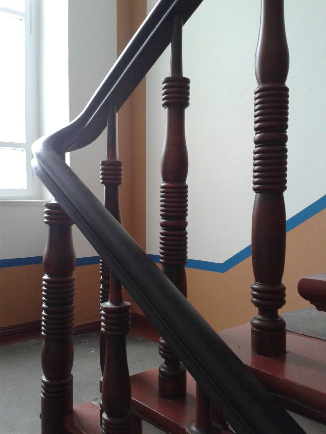 Das Treppenhaus aus dem Jugendstil wurde von der Firma Malermeister / staatl. gepr. Techniker Norbert Schimpf Gestaltet. Neben den Malerarbeiten bietet Malermeister Schimpf das Kompletpacket im Treppenhaus an. Um mehr Raumhöhe zu gewinnen haben wir auf das Paneel verzichtet und dafür einen Sockel aufgebracht.  An den Traljen wurde eine Schelllack – Lasur aufgebracht.